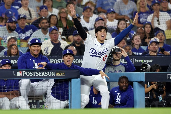 【MLB】追加点タイムリーの大谷翔平、ポストシーズンを全力で楽しむ姿にファン感涙　「ガオ～」「お尻フリフリ」とボルテージ最高潮