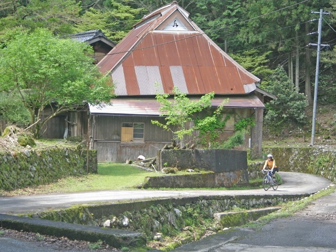 彦根から坂を上った先、河内の風穴近くにて。琵琶湖の近くには趣のある風景が随所に