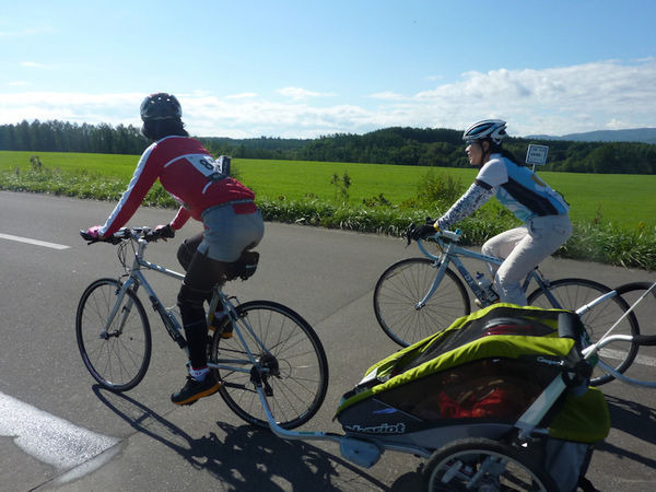 　自転車でけん引できる多機能ベビーカー「チャリオット」が話題だ。都会に住む子育て中のママたちが保育園や幼稚園などで子供を送り迎えするときなどに便利。