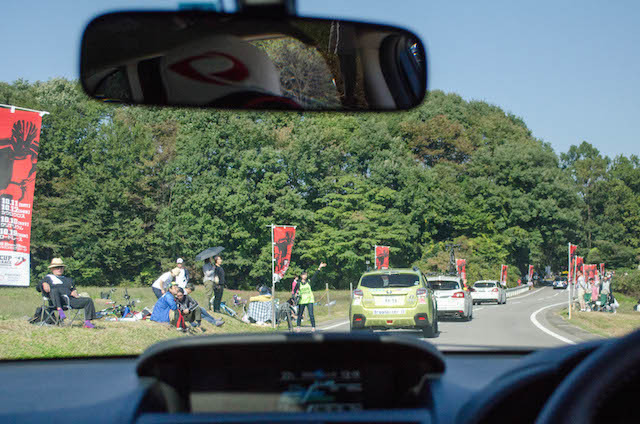 プレスカーの車窓から。公民館手前の直線（ジャパンカップ14）