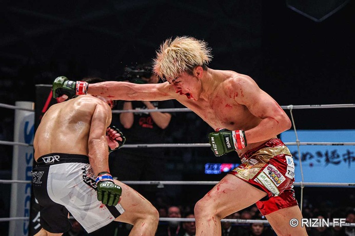 【RIZIN.50】鈴木千裕のサイン入りグローブが“18.7万円”で落札　萩原京平が15.1万円、パク・ソヨンが17万円、今大会最高額は……