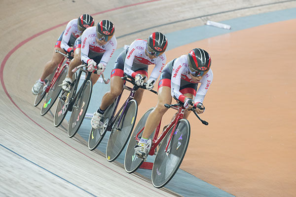 　第33回アジア自転車競技選手権、第20回アジア・ジュニア自転車競技選手権がインドのニューデリーで3月9日に大会3日目の競技が行われ、エリート男女の団体追い抜きで日本は男女とも日本新記録を出したがともに2位になった。