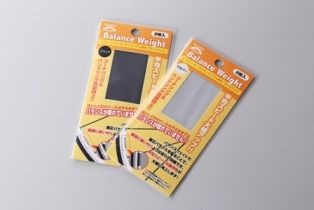 　タクリーノから先日発売されたホイールバランスシステムの補充用ウエイトパックが発売された。キットにも付属として数枚入っているが、その補充用。12g×2枚で682円。