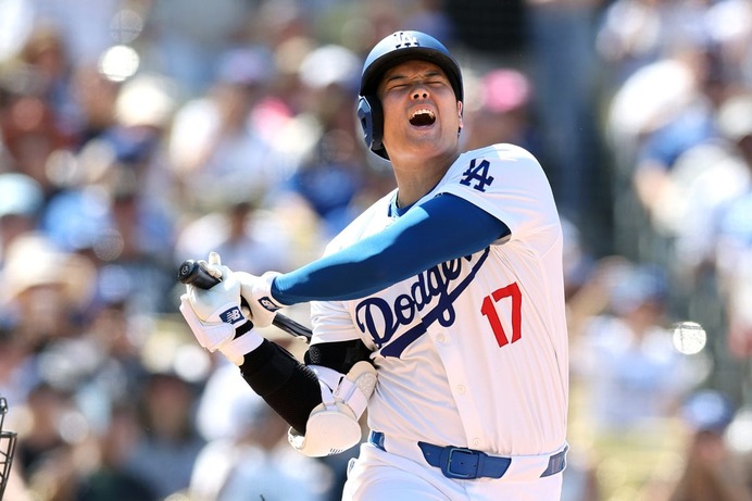 【MLB】「うおおお！」大谷翔平が思わず絶叫、抜けたシンカーが顔面付近を通過する“アクシデント”に驚愕の表情見せる