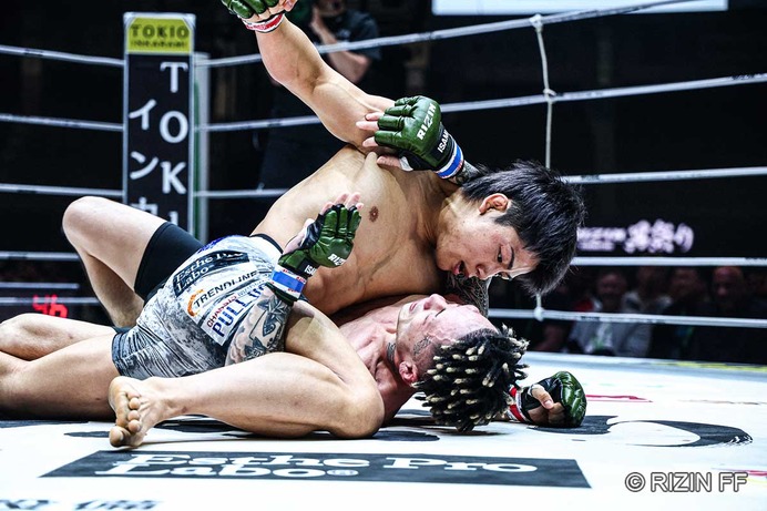 【RIZIN】「右目の上が膨らんでいる……」ヒロヤ、無慈悲の鉄槌で篠塚辰樹にTKO勝ち　左腕を封じた“圧勝劇”にスタンディングオベーション