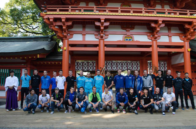 武蔵一宮氷川神社で記念写真（ツール・ド・フランスさいたまクリテリウム14）