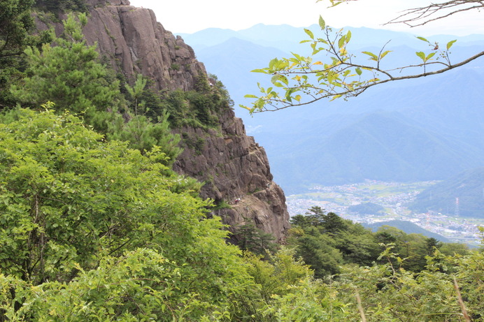 絶壁の光景。これを登るのか！　と友人たちと驚く。