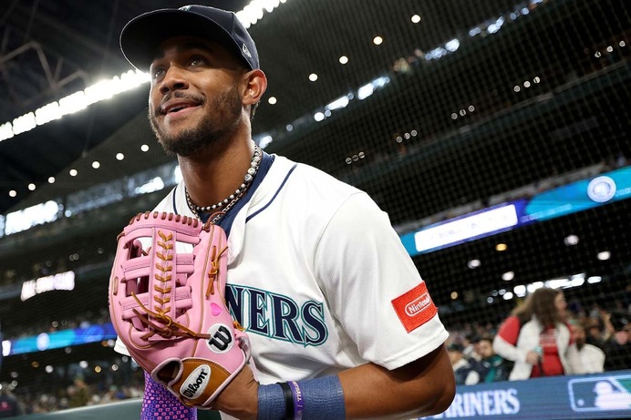 【MLB】「今週のスーパープレー集」前代未聞、外野手2人の連携本塁打キャッチ　イチロー“愛弟子”フリオの好捕連発ほか【5月11日～17日】