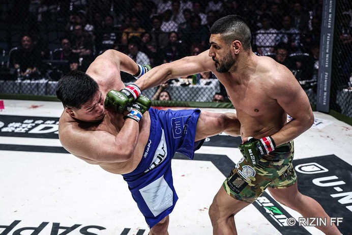 【RIZIN】“反則王”シナ・カリミアン、MMAデビュー戦で白星発進　2R終了後にパンチ数発→3Rでお詫びの珍事も……