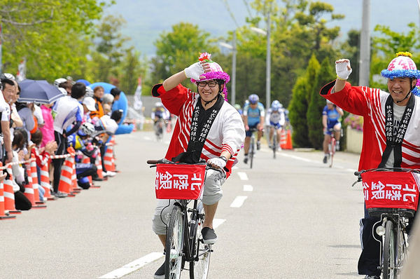 　自転車と温泉を結びつけるイベント「温泉ライダー」の普及を目的とした「温泉ライダー憲章」が4月1日に制定された。自然を五感で感じられる自転車。古来から多くの人に親しまれている温泉。両者を結びつけるイベントの普及を通し、全国各地の温泉、自然、歴史、食、工