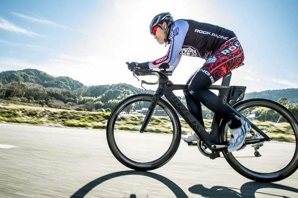 　北京オリンピック・トライアスロン日本代表で、現日本ロングディスタンストライアスロンのチャンピオンである山本良介がトレック・ジャパンと機材サポートの契約を結んだ。山本は、北島康介が代表取締役を務める会社のスイミングクラブ「キタジマアクアティクス」と4