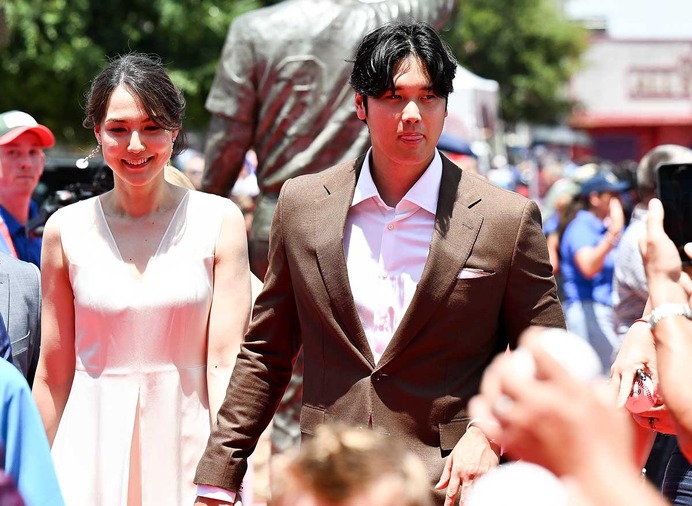 【MLB】大谷翔平、真美子夫人と2年目のレッドカーペットへ……長女は不参加「まだ歩けない」　昨年は“デコピンスーツ”でも話題に