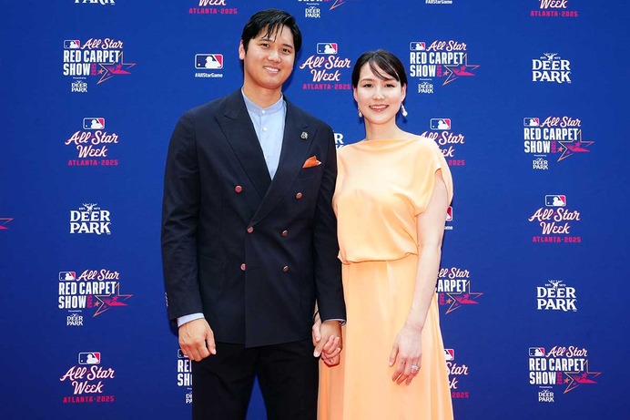 【MLB】球宴レッドカーペット、大谷翔平のファッションに辛口評価も……「真美子夫人が補った。ピーチカラーのドレスで魅力放つ」と米メディア