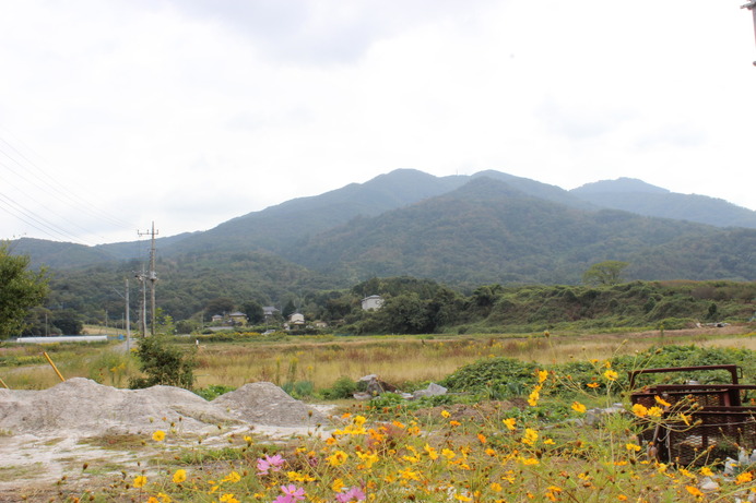 奥にそびえ立つのが加波山。数多くの神が祀られており、山岳信仰のある霊場である。