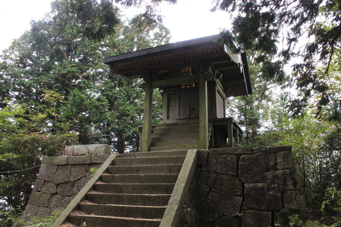 加波山神社本宮本殿。この辺りがたぶん頂上？　看板が見当たらないが、この直下に三角点がある。
