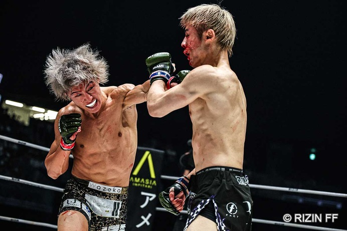 【RIZIN.51】冨澤大智、“絶体絶命”のピンチ→激しい打撃戦で平本丈に大逆転勝ち　大歓声のなか、篠塚辰樹に再戦要求