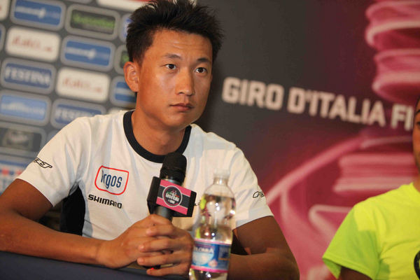 　中国選手としてジロ・デ・イタリアに初参加を果たしたアルゴス・シマノの計成（25）が発熱により5月9日の第6ステージを出走しないことを発表した。