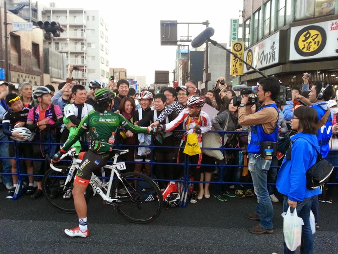 日本のレースでファンとの交流を楽しむ新城幸也