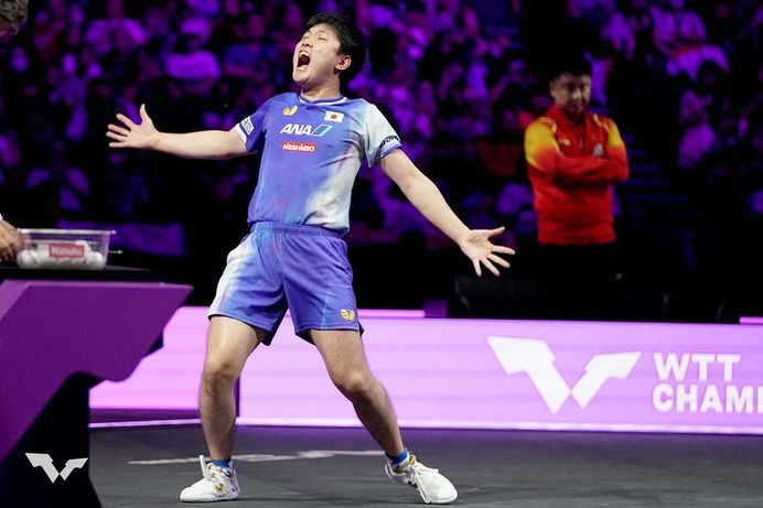 張本智和、世界2位の王楚欽を衝撃撃破で地元大会V　実った戦術変更で栄冠掴むも「これからも勝ち続けないといけない」【WTTチャンピオンズ横浜】
