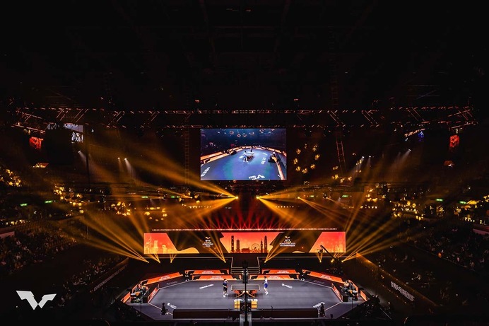 大本命の世界1位・王楚欽が棄権で場内騒然　張本智和の“1時間超え激闘後”にまさかの結末　パリ五輪銀の実力者と決勝で激突【WTTファイナルズ香港】