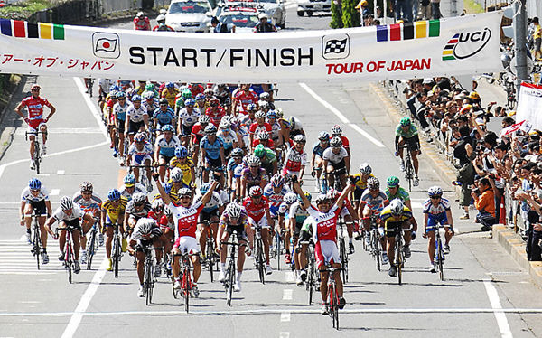 　第11回ツアー・オブ・ジャパンは5月20日、大阪府堺市の泉北周回コースで大阪ステージ（140.8km）を行い、NIPPO・梅丹の宮澤崇史（29）が大集団によるゴール勝負を制して初優勝。日本選手の優勝は3年ぶり5人目。大阪ステージは初めて。区間2位もチームメートの新城幸也