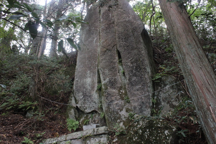 登山道には、奇岩・大岩の姿も。厳かな雰囲気を醸し出している。