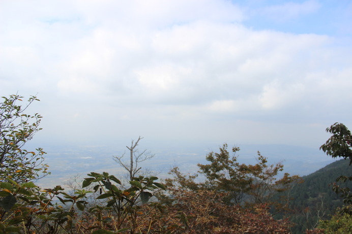 頂上付近の神社から見た風景。ガスってはいるが、田園風景が心を穏やかにしてくれる。
