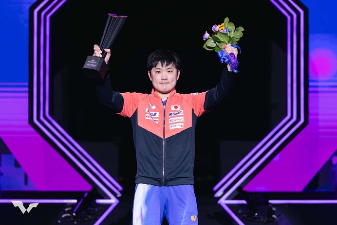 張本智和が掴んだ「中国トップ3への収穫」　“チキータ封印”で世界王者・王楚欽撃破　初タイトル奪取で弾みつけるエース