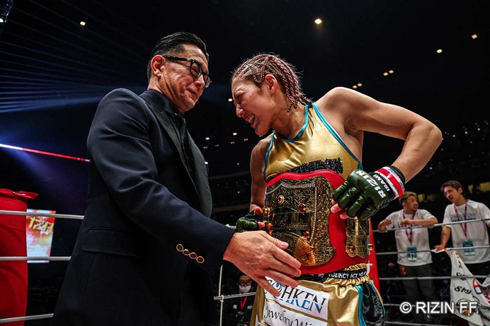 【RIZIN】RENAの一撃で絶対女王が衝撃ダウンも……最後は伊澤星花がギロチンで制す　「女子格はトイレ休憩じゃない」