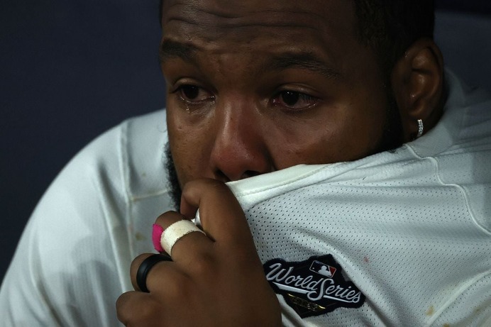 【MLB】「大の男たちがみんなで泣いていた」ドジャースに敗れた衝撃……ブルージェイズのWS舞台裏を米メディアが特集