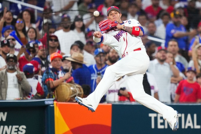 【WBC2026】マチャドが逆シングルから“エグすぎる”大遠投の美技連発　ドミニカ共和国、昨季45本塁打カミネロの決勝2ランで初陣勝利