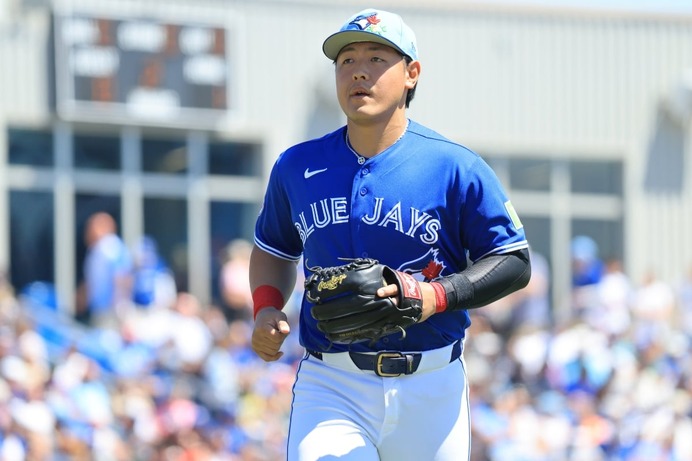 【MLB】「岡本和真の守備には驚かされる」痛烈“164キロ”三ゴロを鮮やか横っ飛び　フェン直二塁打で打撃も順調アピール