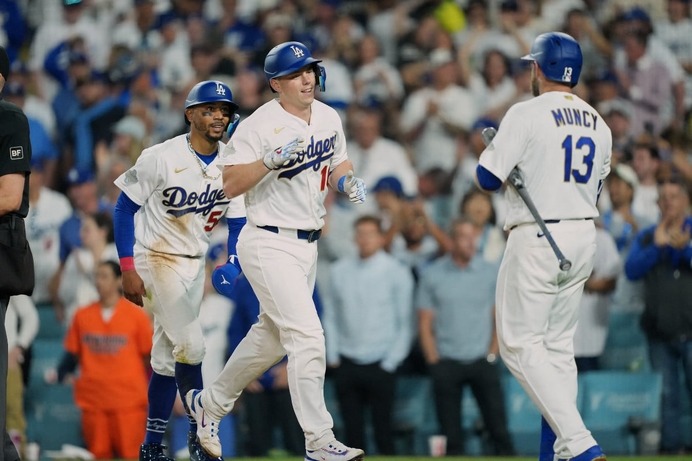 【MLB】ドジャース“新上位打線”が爆発で開幕戦白星　大谷翔平が死球も……タッカーとベッツが適時打、スミスがダメ押し弾