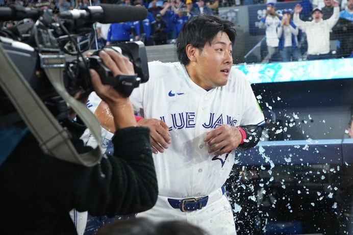 【MLB】マルチ安打の岡本和真、ゲレーロJr.から「水ザバー！」でメジャーの洗礼　“サヨナラ機演出”で開幕戦勝利に貢献