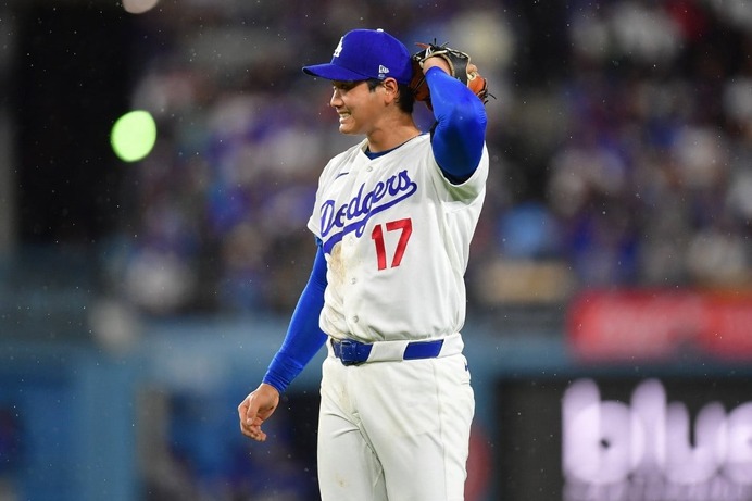 【MLB】今季初勝利、大谷翔平は「次の回が先頭打者だったのを忘れていた」　“慌てた二刀流”に公式が爆笑、唯一無二のルーティンに称賛の声