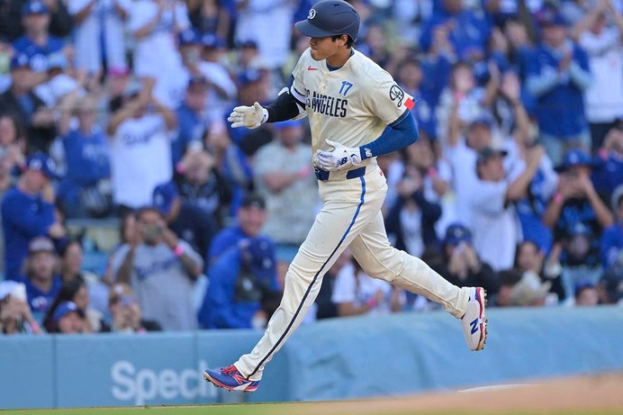 【MLB】「オオタニがデコイのポーズを披露」大谷翔平、4号直後のロハスとの祝福に公式注目　先頭打者弾で反撃の口火