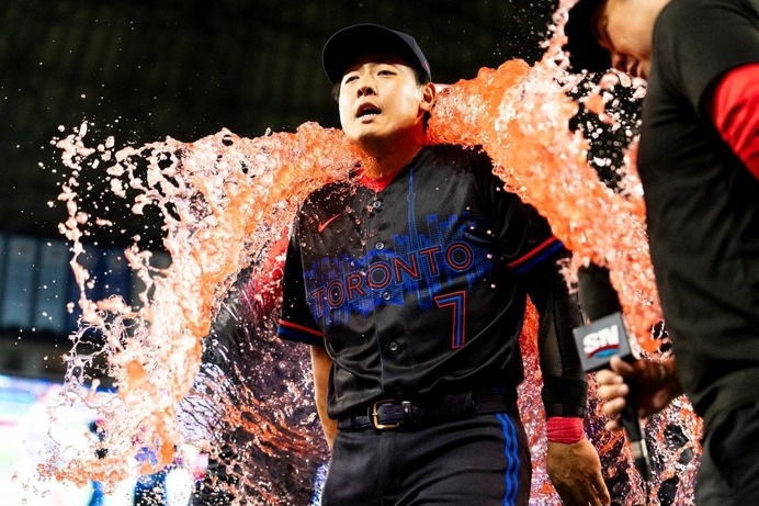 【MLB】岡本和真、トラウトの“169キロ”強烈三ゴロを好捕……同僚右腕「信じられないプレー」と称賛　美技＆先制適時打で連敗阻止に貢献　