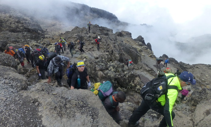ティンコフ・サクソのキリマンジャロ・登山合宿、険しい岩場を進む