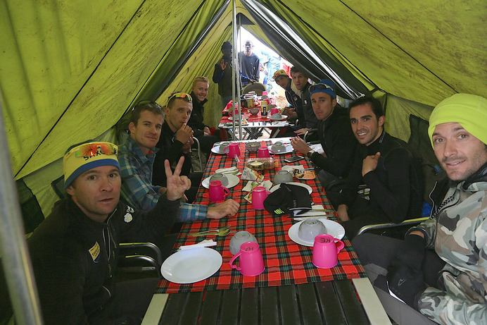 ティンコフ・サクソのキリマンジャロ登山合宿、テントの中で食事をとるパウリーニョ、ロジャース、マイカ、バルグレン、クロイツィゲル、セレンセン、コンタドール、バッソら