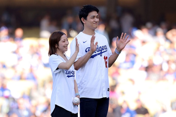 りくりゅうペアが始球式登場で「ドジャースの試合に華を添えた！」　“チェアリフト”に反響、山本由伸＆佐々木朗希と3ショットも【フィギュア】
