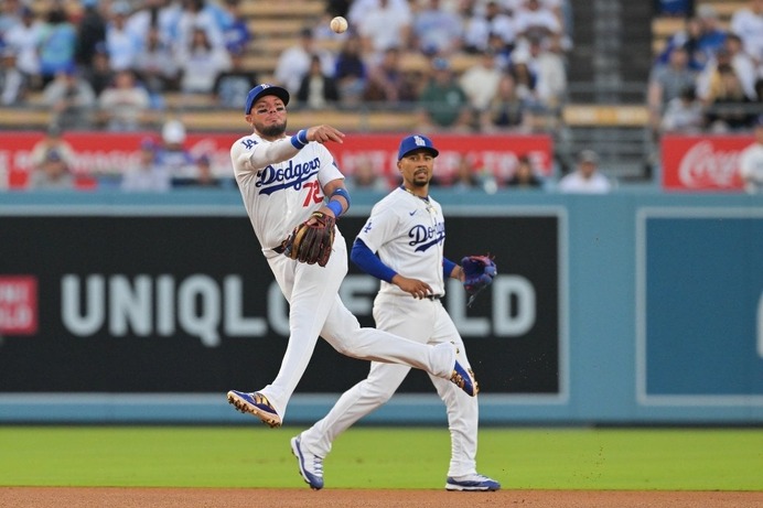 【MLB】本当に引退するの？マウンドの佐々木朗希も思わず仰天、37歳ロハスのアクロバティックな「スーパープレー」