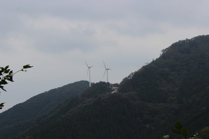 そもそも、水力発電の風車がこの角度で見えること自体がおかしかったのだ……。