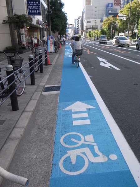 　大阪市では、歩行者と自転車の事故が急増していることに対応するため本町通の御堂筋、堺筋間約500mに市内初の「自転車レーン」を設置する。これにともない、9月20日に一般的に認知されていない自転車レーンの通行ルールや秋の交通安全運動の周知を目的に大阪府東警察