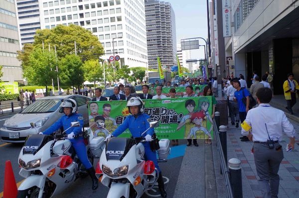 　自転車レーンの通行ルールや秋の交通安全運動の周知を目的としたイベントが9月20日、大阪市中央区で開催された。同レーンが設置された地域となる大阪市の柏木陸照中央区長は「自転車レーンは今回設置された500mだけでなく、どんどん伸ばしていきたい。大阪から全国に