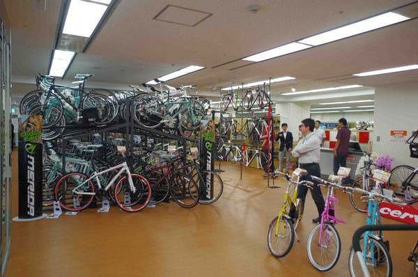 　大阪のメインストリート御堂筋に隣接する中央区本町にワールドサイクルのサイクルショップ「ベックオン」が10月2日にグランドオープンする。大阪の中心地でありながら店内は非常に広く、100台を超えるスポーツ自転車のモデルやウエア、アクセサリーと幅広く商品がそろ