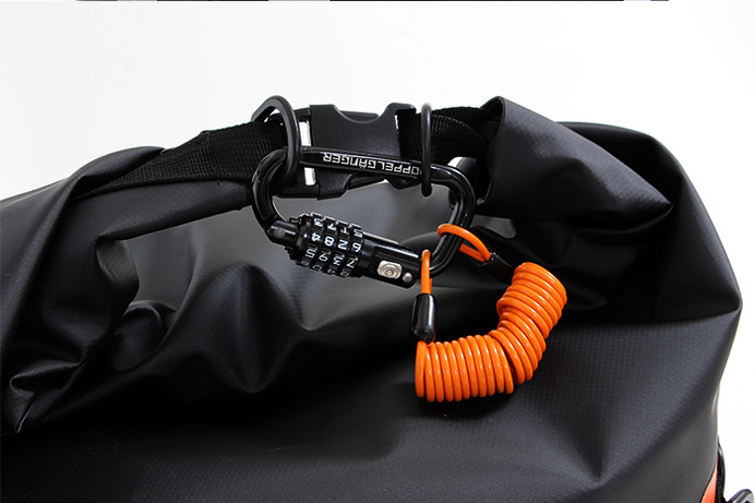 ドッペルギャンガー・デュアルストレージツーリングバッグはDリングを装備