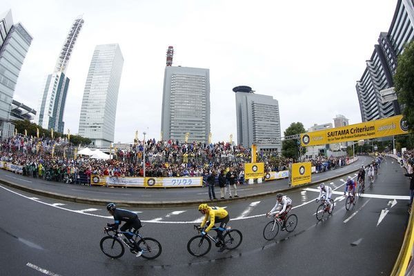 　ツール・ド・フランスで活躍した選手らが来日して参加した「さいたまクリテリウムbyツールドフランス」が10月26日、さいたま新都心にのべ20万人の観衆を集めて行われ、7月の大会で総合優勝したクリストファー・フルーム（英国）が独走勝利した。