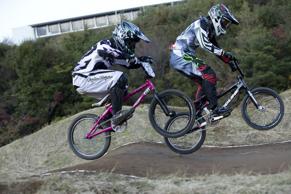 　2013伊豆BMX国際が11月17日に静岡県伊豆市の日本サイクルスポーツセンターBMXトラックで開催され、吉村樹希敢（トーヨー・クレジット）が優勝した。