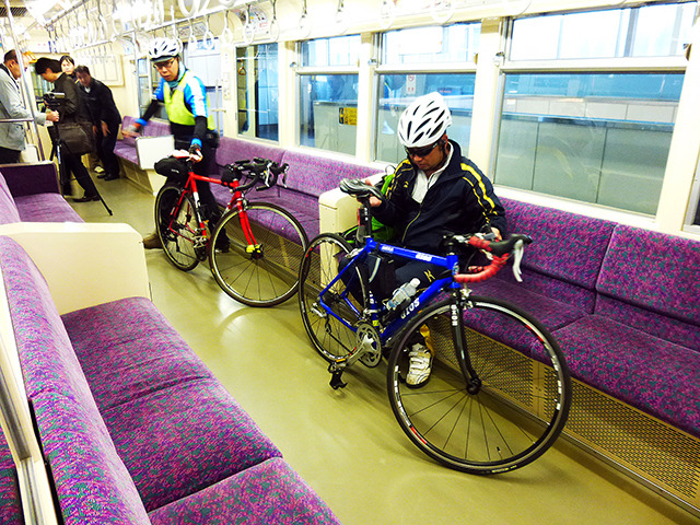 千葉モノレール1000形に自転車を載せる参加者たち（11月30日、千葉モノレール実証実験「サイクル＆モノレール」）