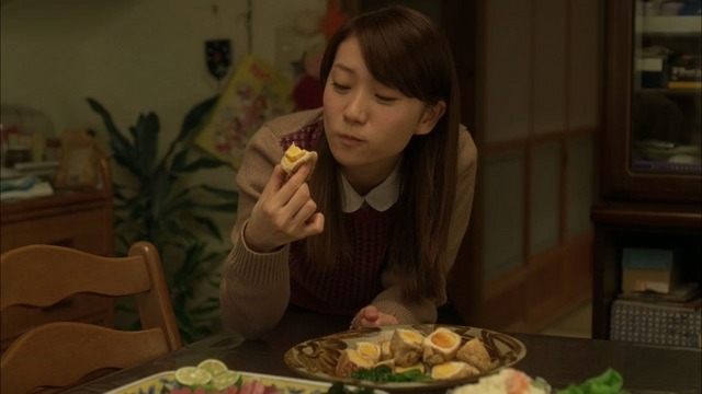 お惣菜「あぶたま煮」をつまみ食いする大島優子